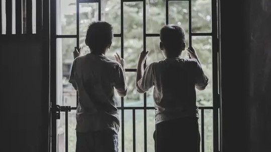 «Жили хуже, чем скот»: родители годами держали детей в комнате с отходами