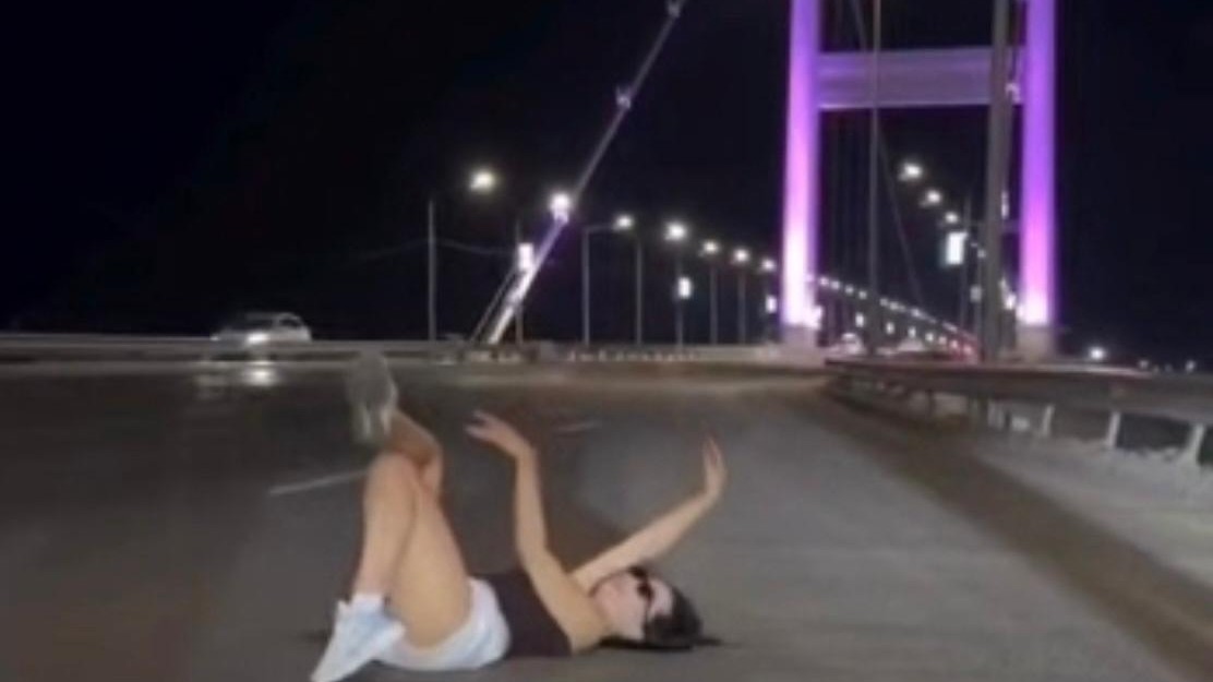 Жительница Актобе устроила фотосессию на проезжей части моста и получила штраф