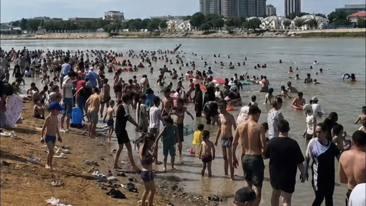 «Яблоку негде упасть»: почему весь Атырау едет на пляж за 31 млн тенге?