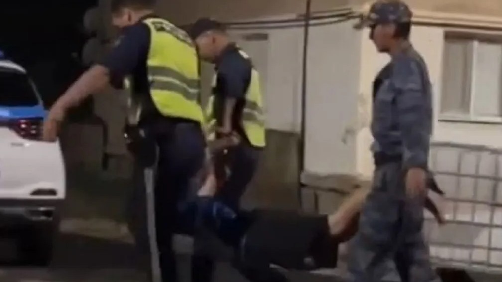 Задержание или помощь? В полиции Атырау объяснили видео с унесенным на руках мужчиной
