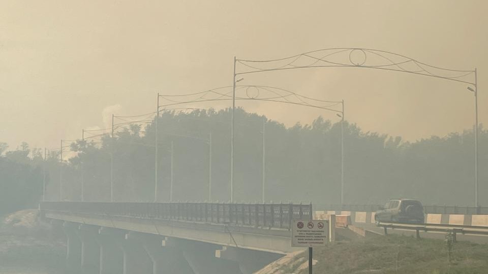 Город в дыму: Уральск накрыло гарью из-за крупного возгорания в лесной зоне