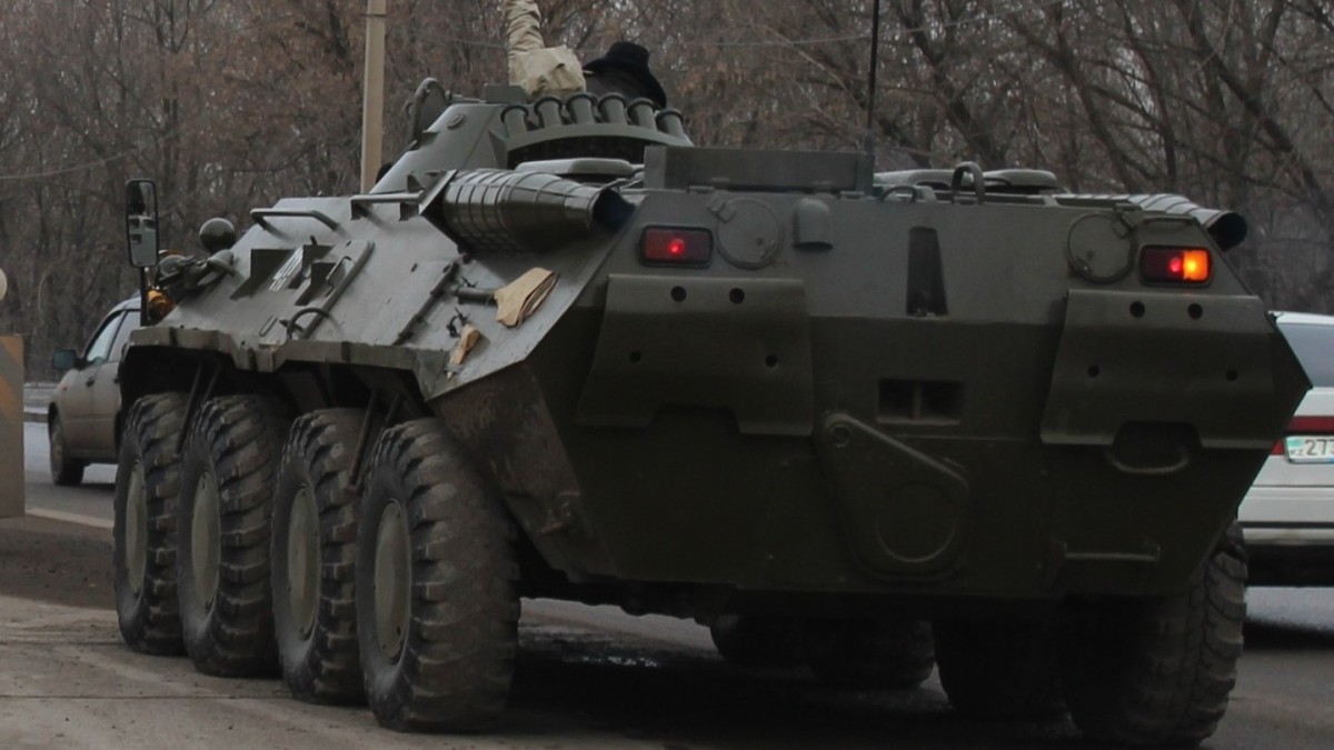Военная техника на дорогах: что нужно знать казахстанским водителям