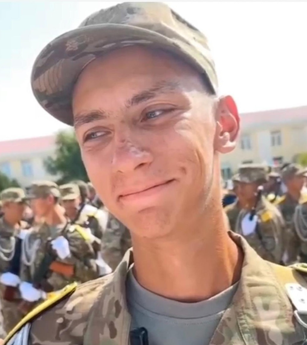 Видео с гвардейцем из Уральска растрогало миллионы казахстанцев