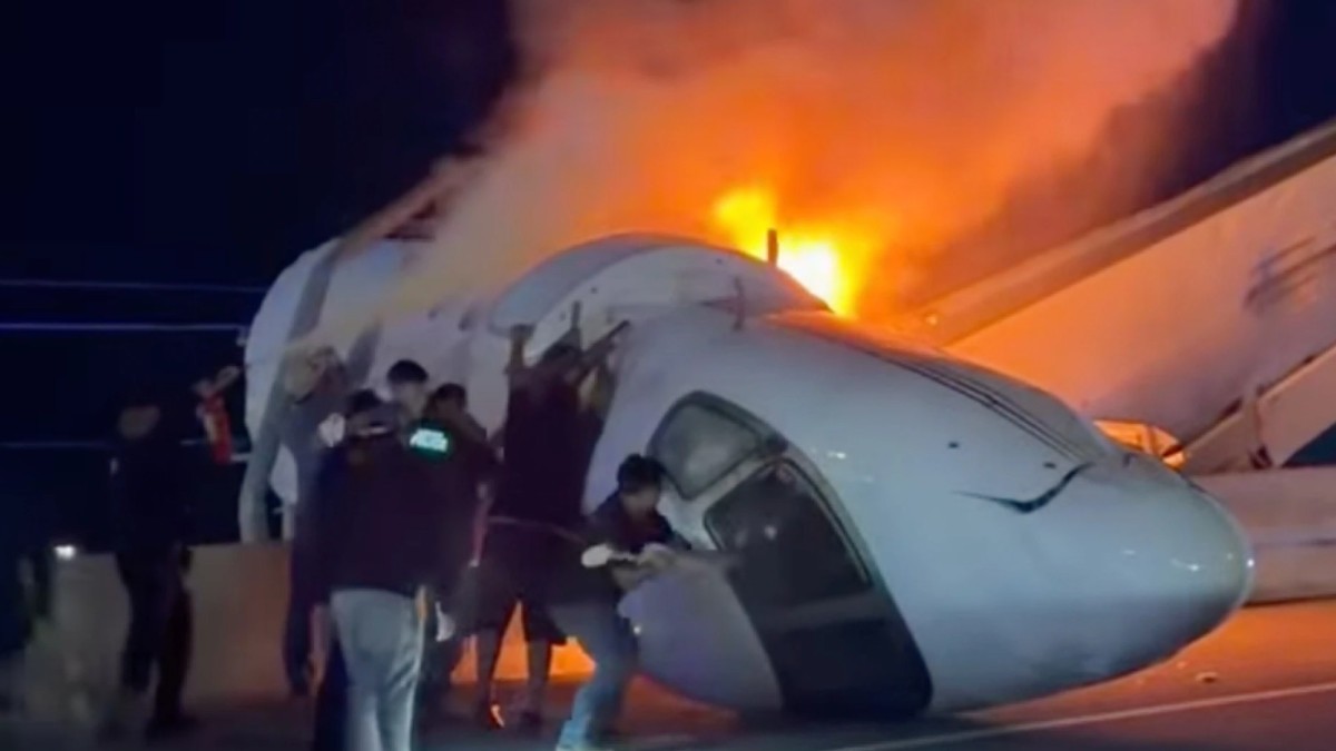 Самолет разорвало на две части и охватило огнем после крушения