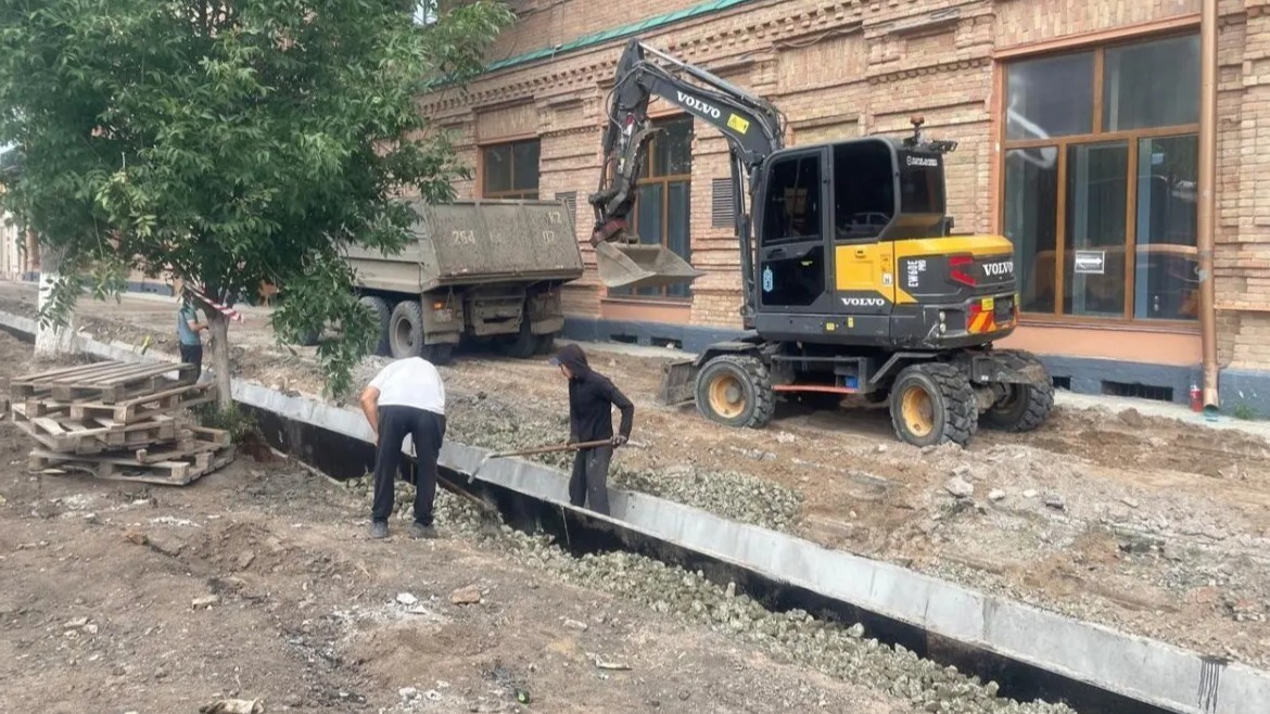 Замакима Уральска проверил ремонт тротуаров и скверов