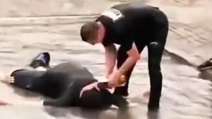 Двух казахстанцев наказали за распитие алкоголя в луже
