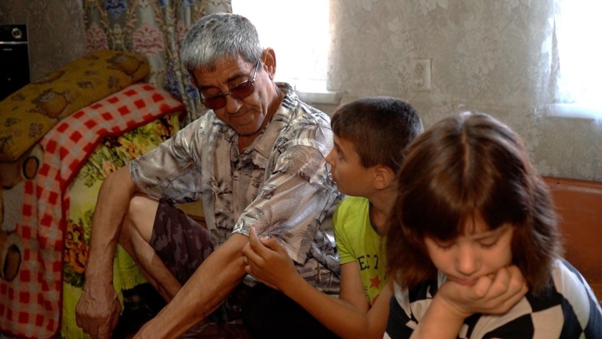 Отец-одиночка из Уральска остался один на один с диагнозами детей и нищетой