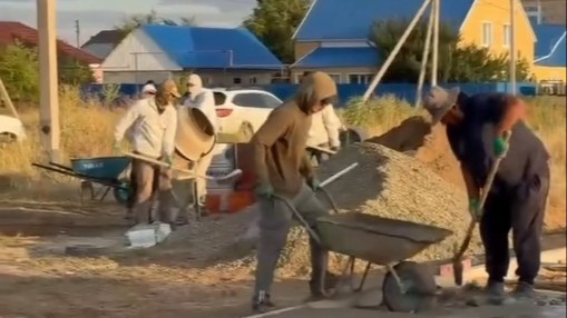В микрорайоне Уральска обустраивают новую зону отдыха и спортивную площадку
