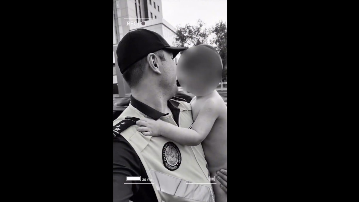 Трёхлетний малыш один гулял по утреннему парку Атырау