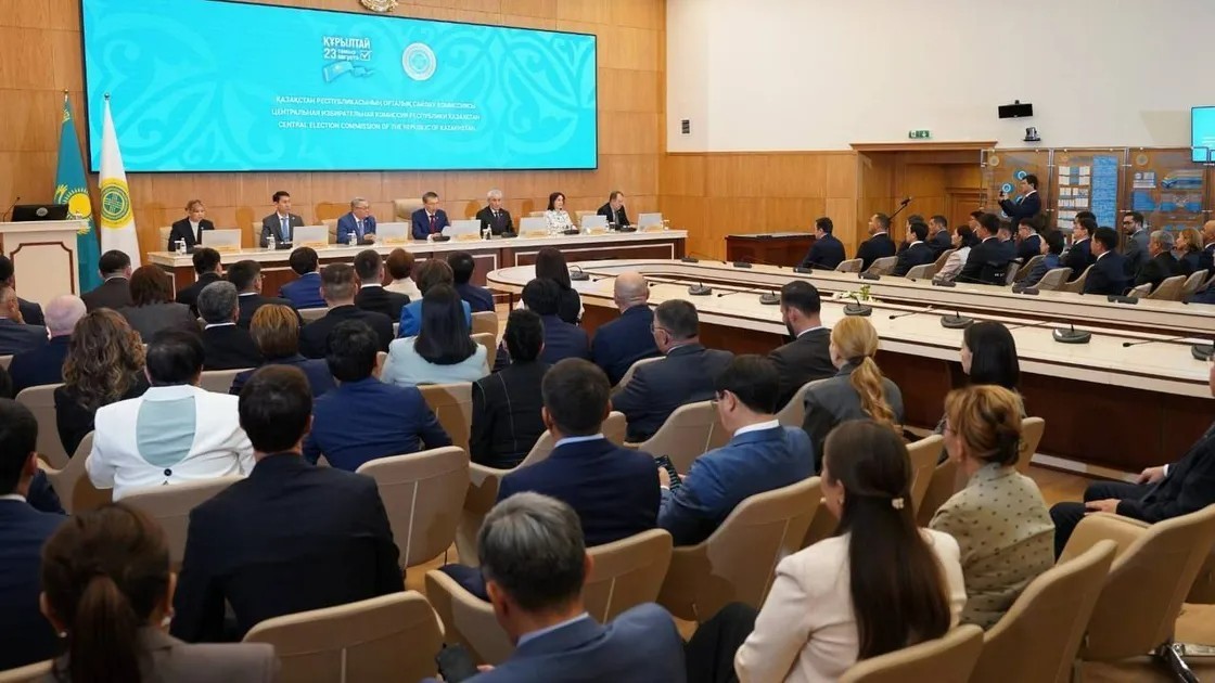 Статус подтвержден: 145 депутатов нового Курултая получили удостоверения и нагрудные значки