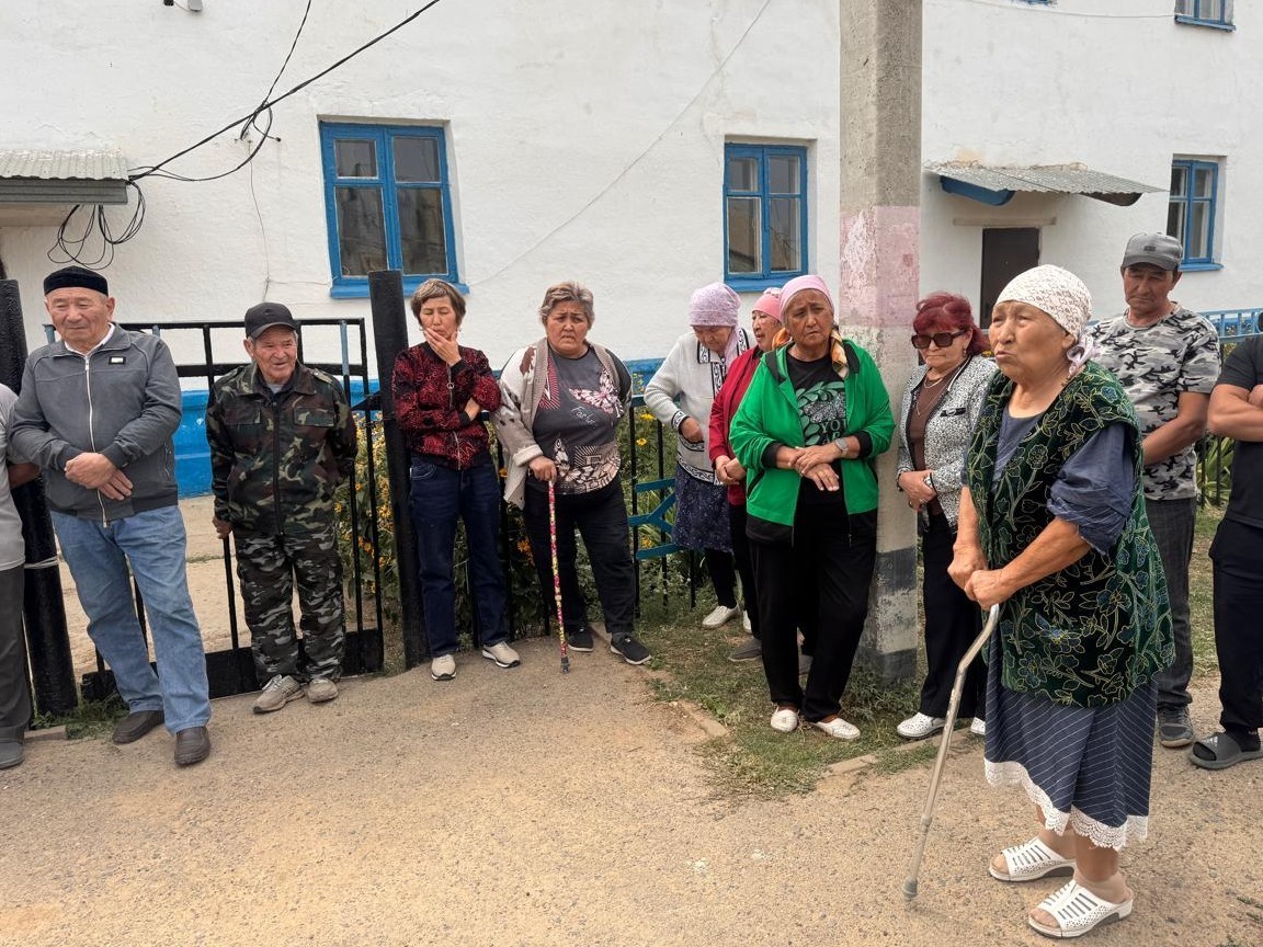 «Нужно обратиться к Токаеву»: жители поселка под Уральском никогда не видели асфальта