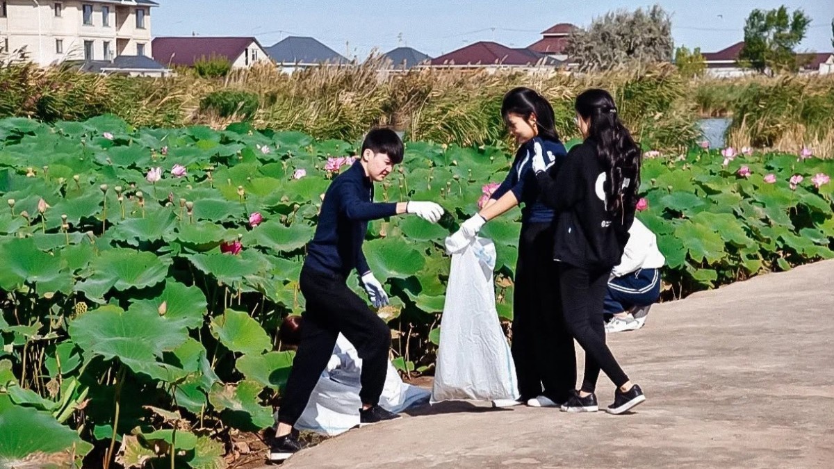 «Таза Қазақстан»: в Атырау прошла экологическая акция «LOTUS CLEAN DAY»