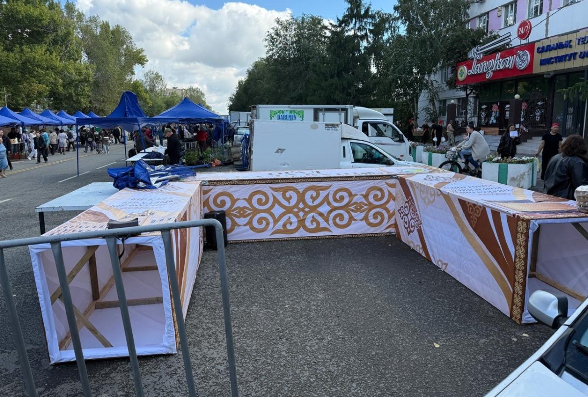 На ребенка упал баннер на ярмарке в Уральске