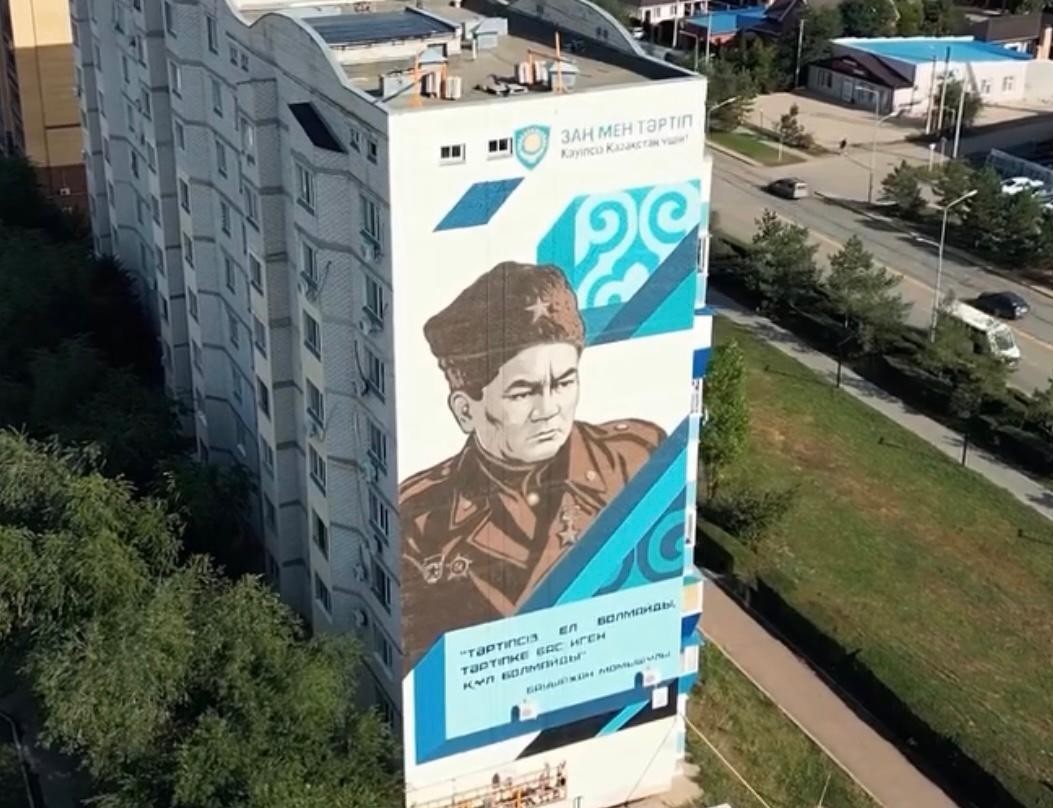 Оралда Бауыржан Момышұлының бейнесі салынды