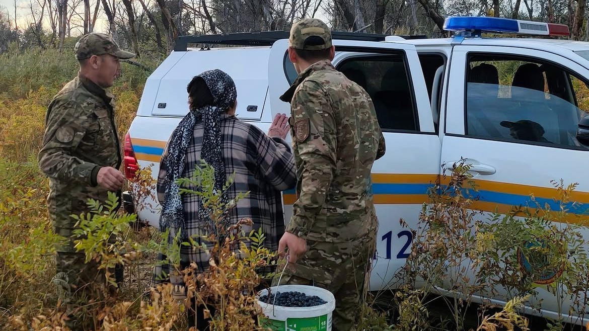 Супруги из ЗКО пошли в лес за ягодами и заблудились