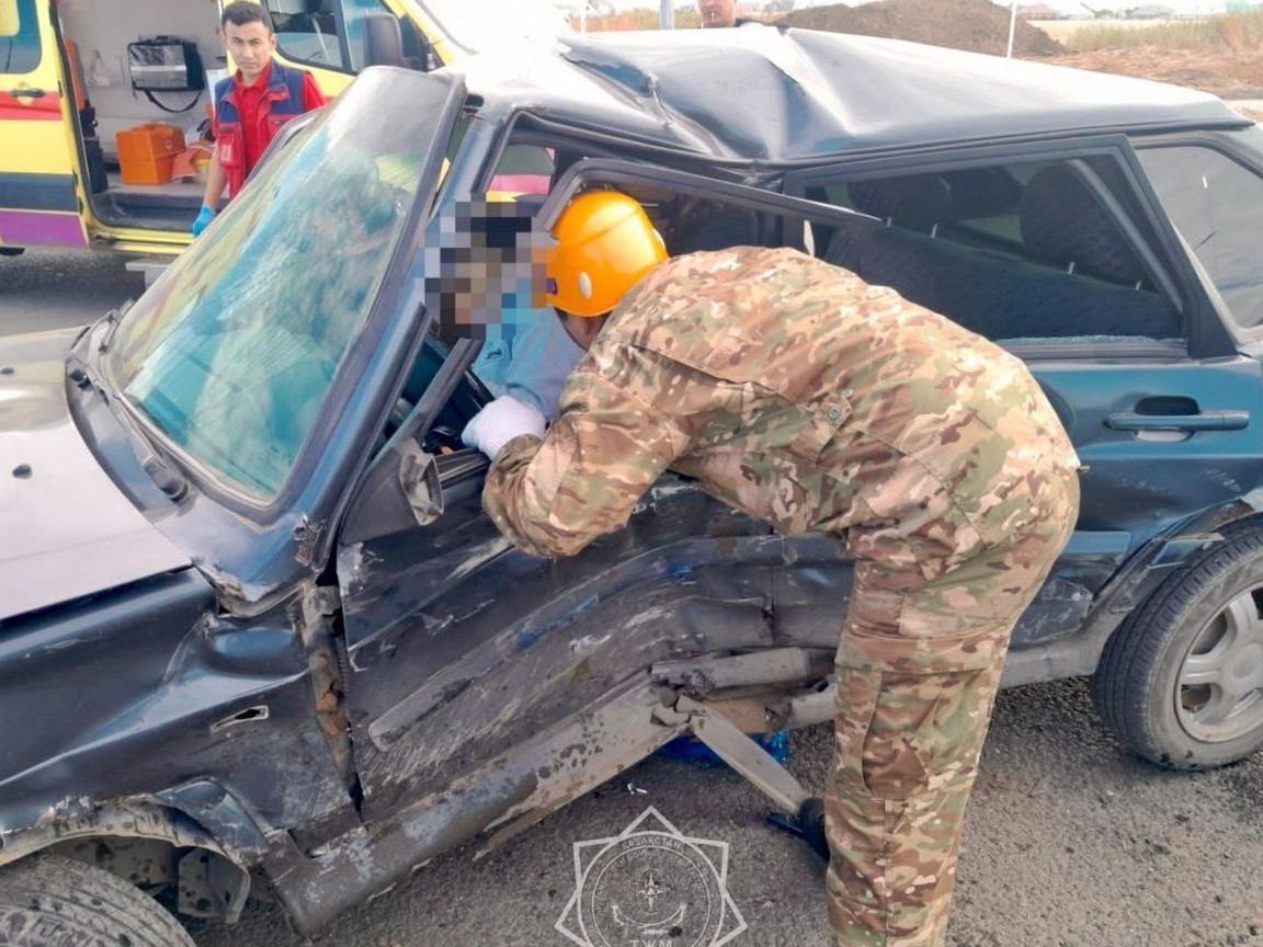 В Уральске спасатели деблокировали женщину из искореженного авто