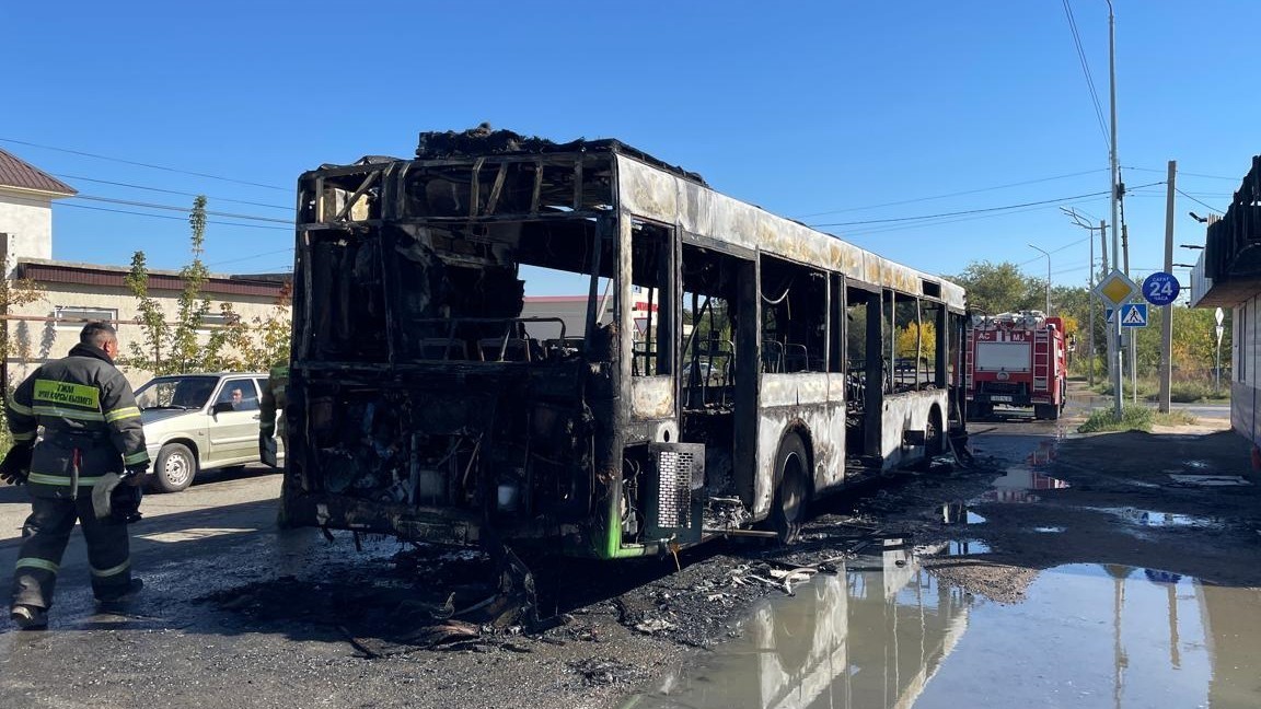 В Уральске сгорел пассажирский автобус: пламя перекинулось на остановку