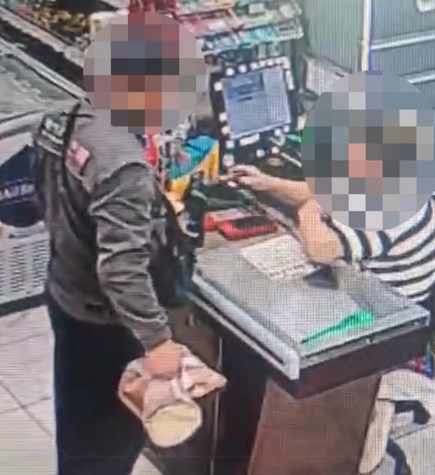 Житель Уральска воспользовался чужой банковской картой в магазине