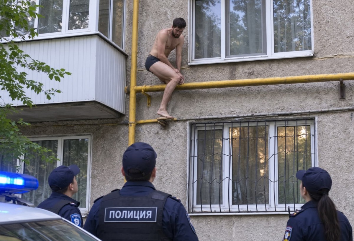Голый мужчина забрался на газовую трубу в Уральске