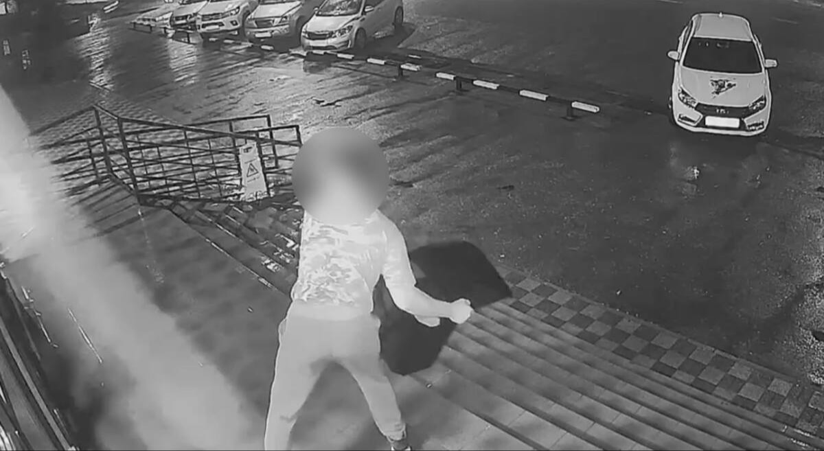 Пьяный житель Аксая разбил мусорным баком дверь аптеки