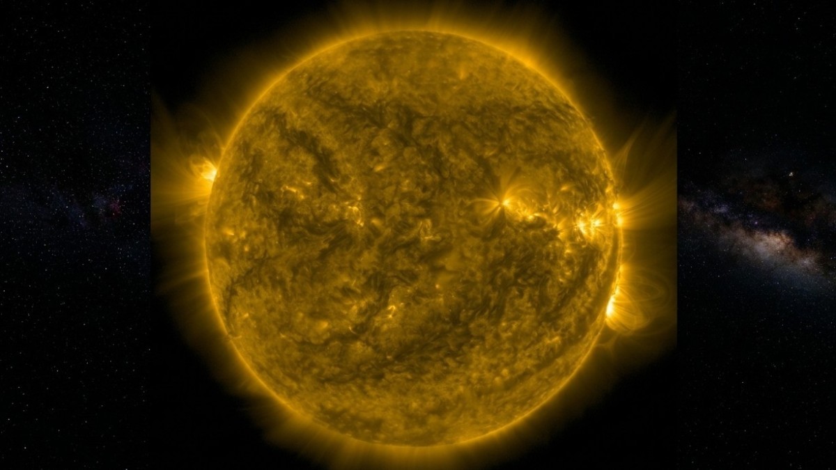 Мощная вспышка произошла на Солнце: Земле может грозить удар плазмы