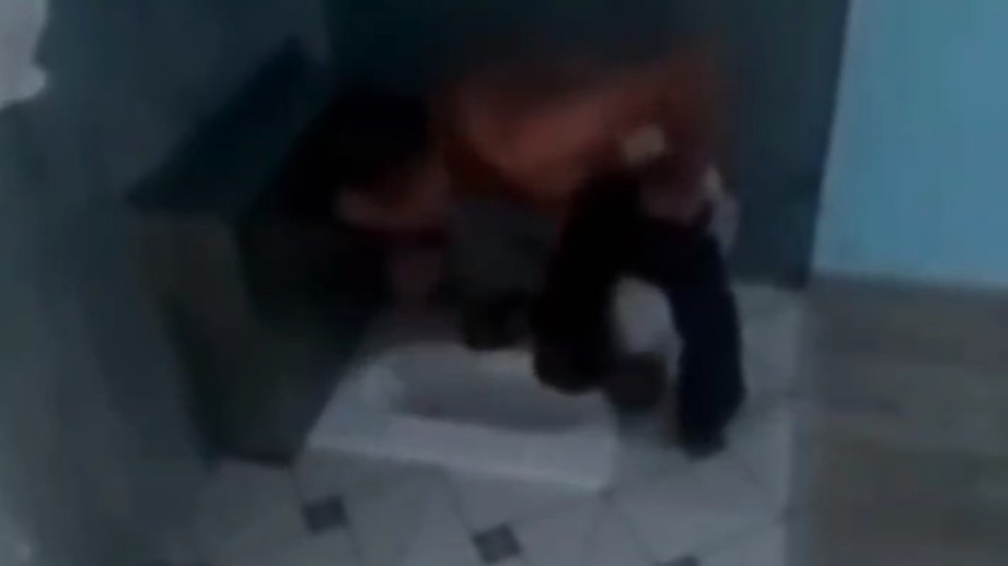В ЗКО пациент психцентра пил воду из унитаза