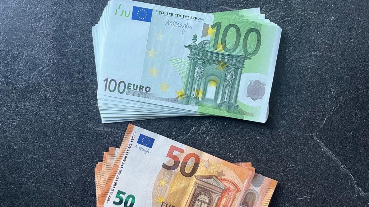 Курс доллара упал ниже отметки в 500 тенге