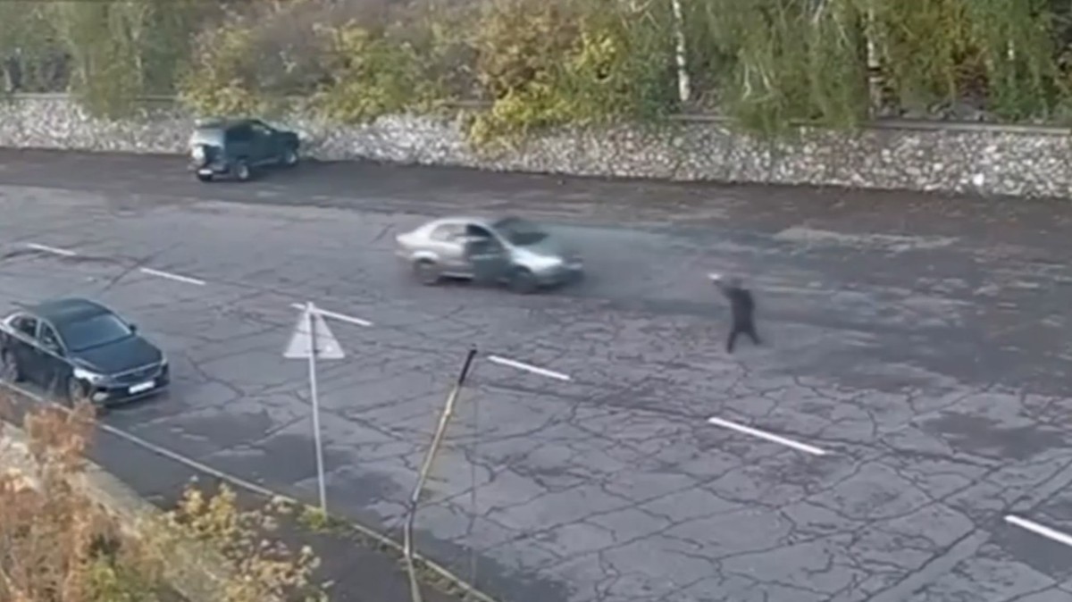 Женщина угнала такси во время заказа и разбила автомобиль