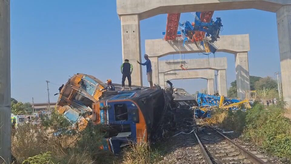 В Таиланде строительный кран рухнул на поезд: более 20 погибших и десятки пострадавших