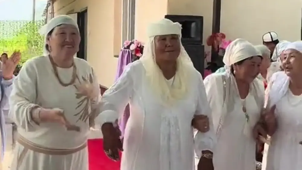 Обряд «кыз узату» 69-летней невесты взорвало интернет (ВИДЕО)