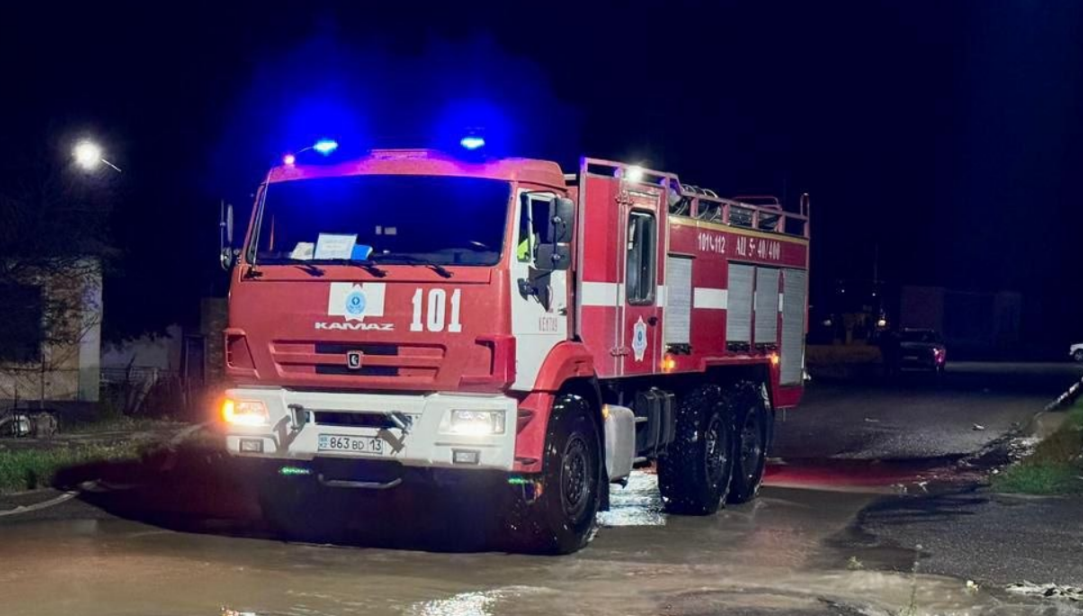 В Атырау спасатели вывели 40 человек из горящей пятиэтажки