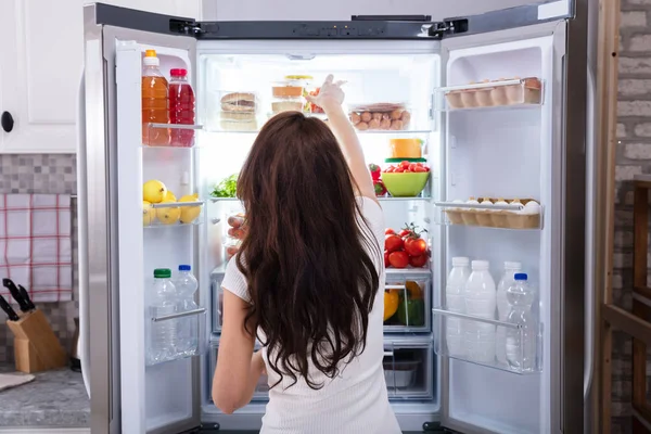 Еда в мусорке: 5 критических ошибок, из-за которых продукты в холодильнике портятся вдвое быстрее