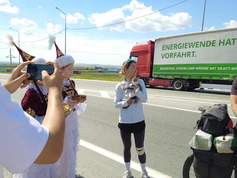 Путешественница подобрала котёнка в Уральске и везёт его в столицу