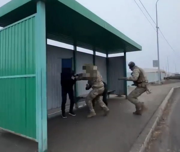 В Атырау на остановке задержали подозреваемого в карманных кражах