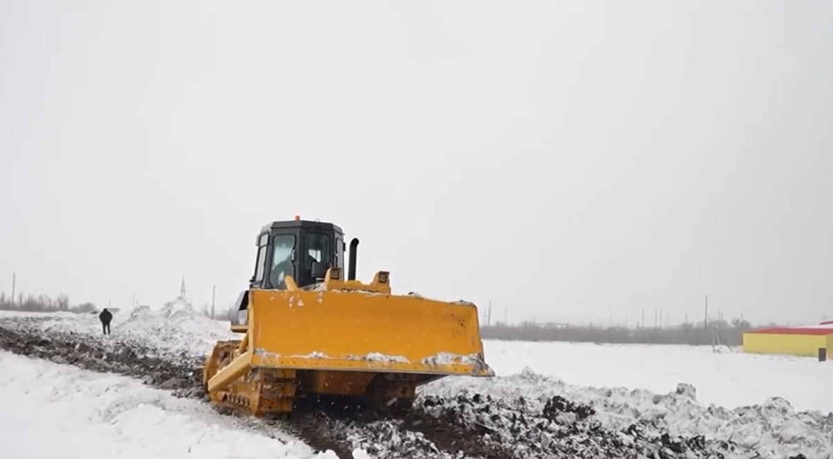 В поселке Зачаганск осушили почву для предотвращения паводка