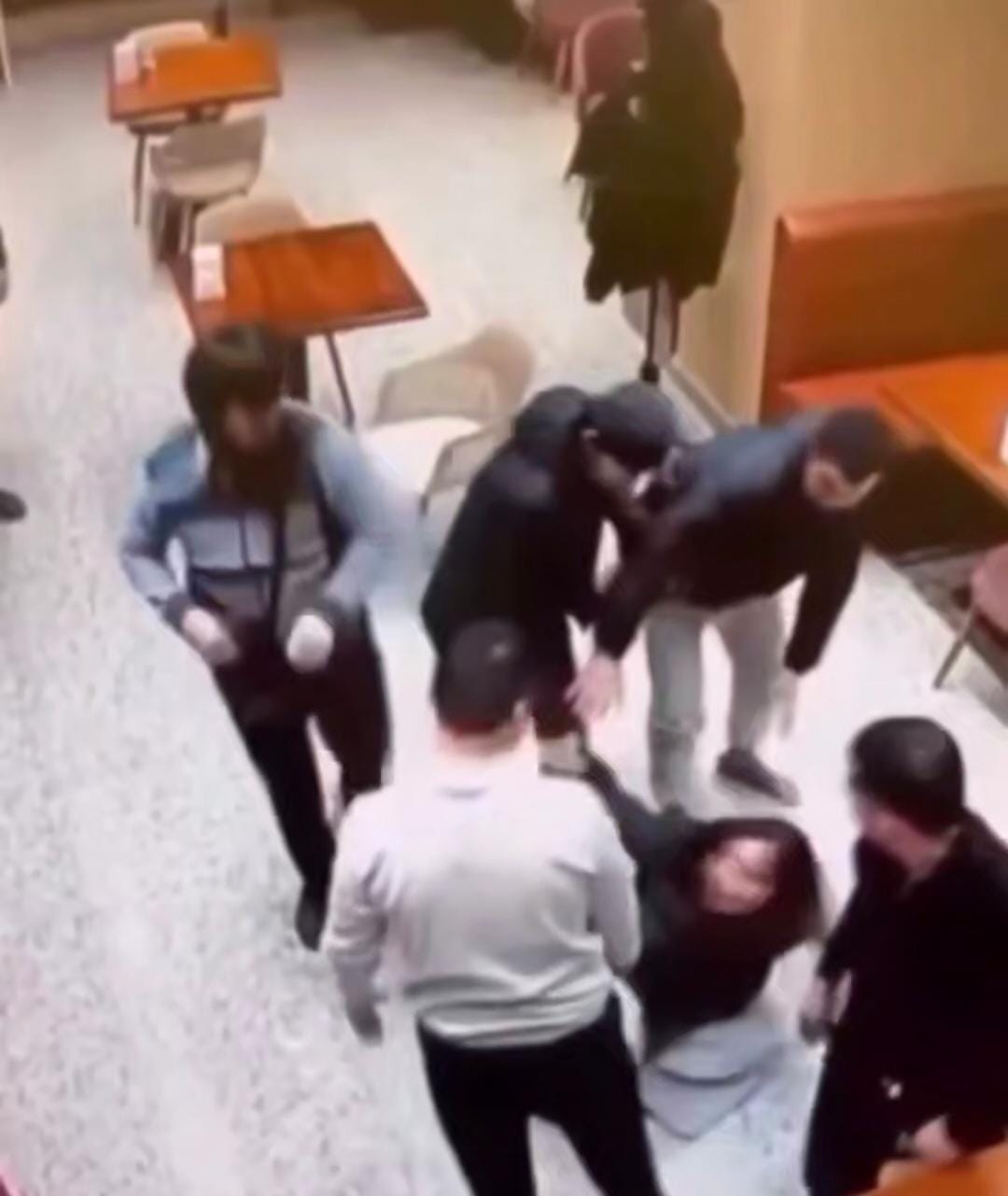 Избиение девушки попало на видео в кафе Актау