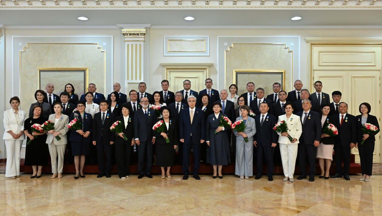 Медсестра из Уральска получила медаль «Ерен еңбегі үшін» от Токаева