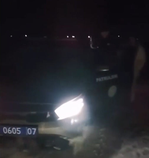 Полицейские ЗКО спасли замерзающих на трассе брата и сестру