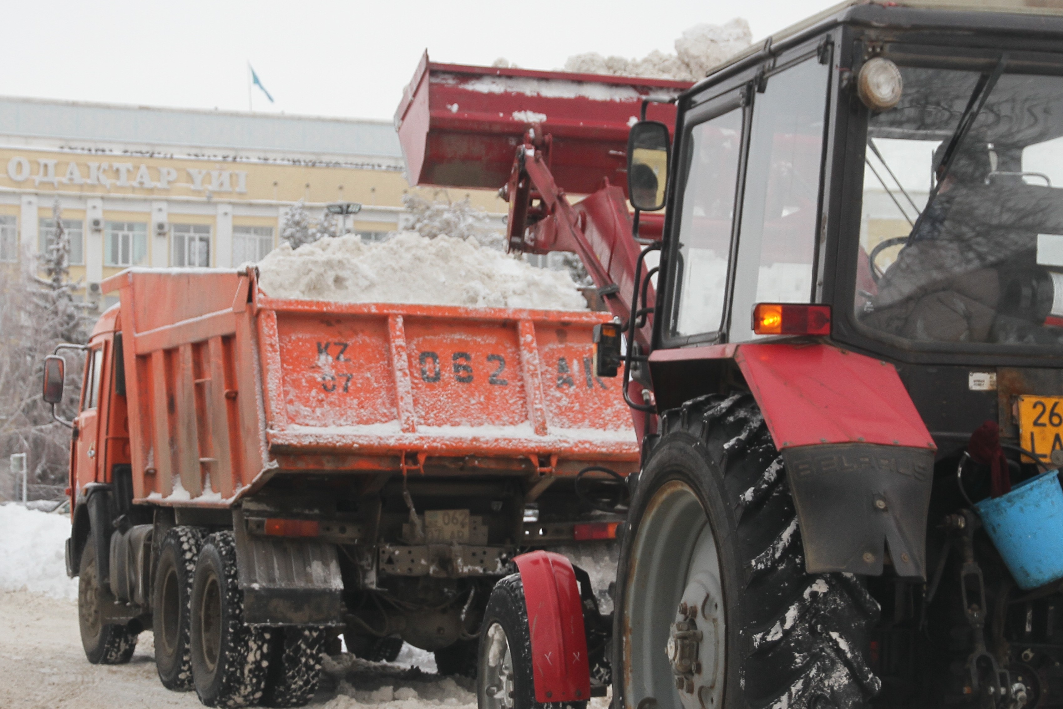 За сутки из Уральска вывезли 10 тысяч кубометров снега