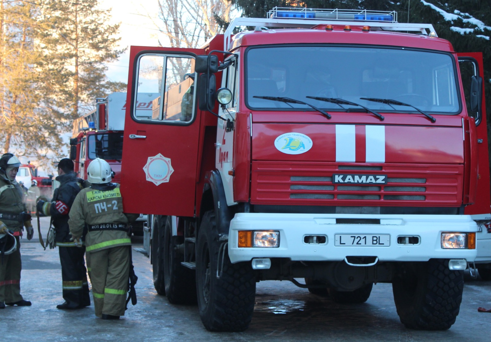 Атырауда өрт сөндірушілер 25 адамды эвакуациялады