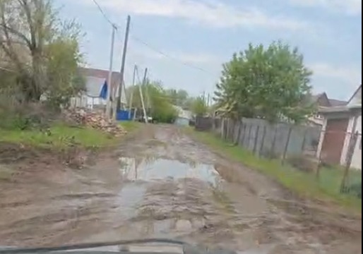 Житель села в ЗКО обвинил подрядчиков в разрушении дороги, которую он сделал сам