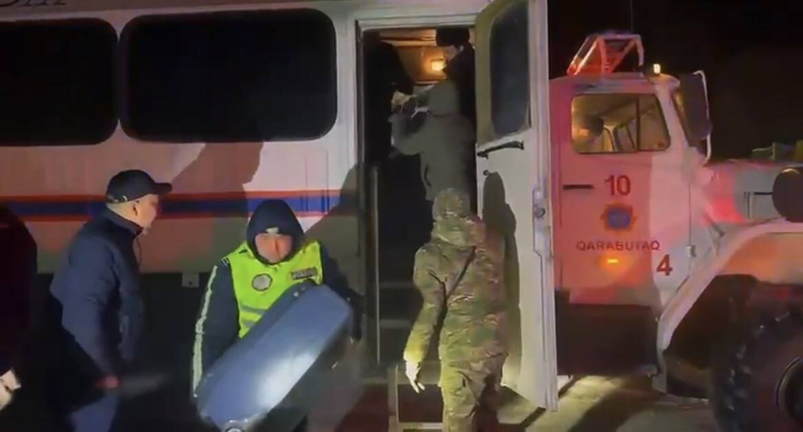 В мороз на трассе в Актюбинской области застрял автобус с 34 иностранцами