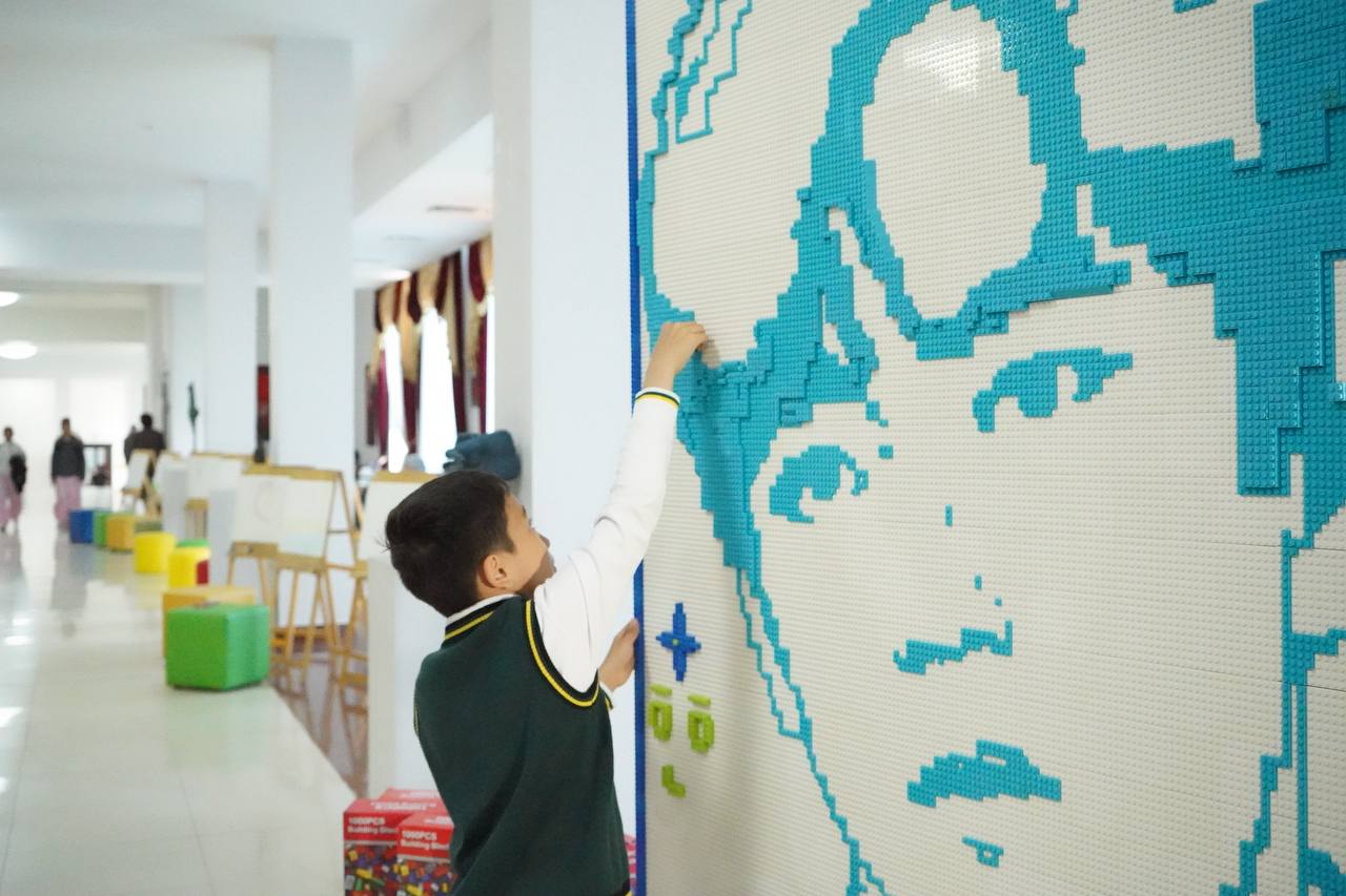Ақтөбелік өрендер LEGO-дан Димаштың портретін жасады