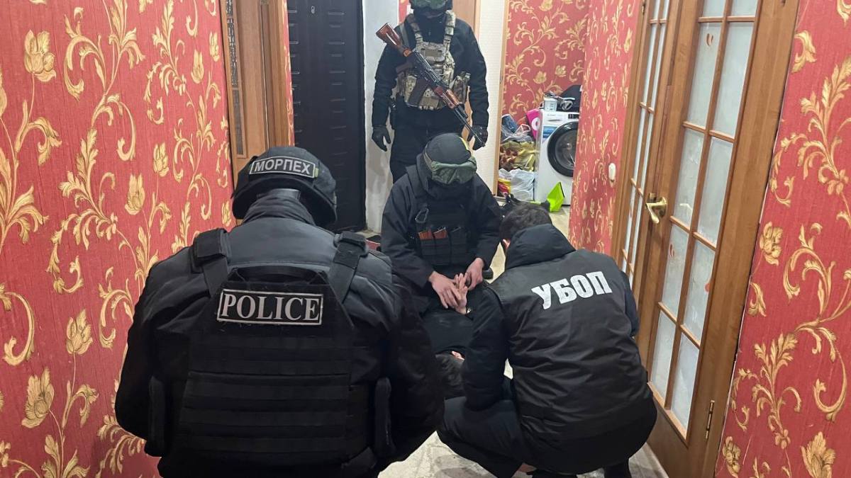 Двух ранее судимых жителей Уральска задержали по подозрению в вымогательстве