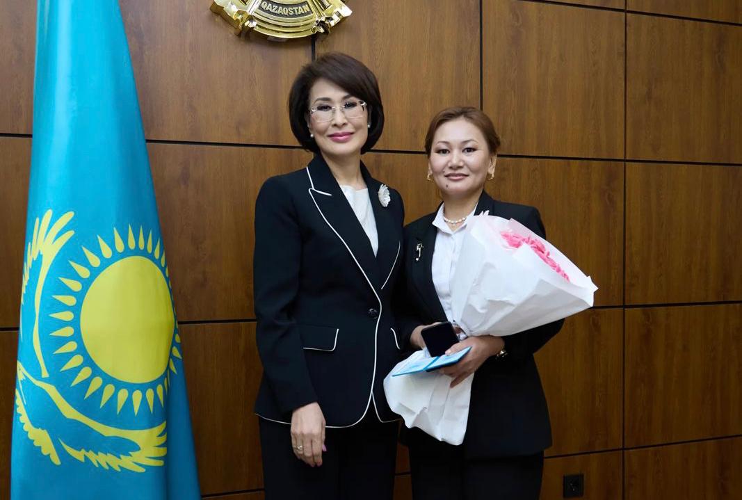 Оралдық дәрігер Клара Бекматова төсбелгімен марапатталды