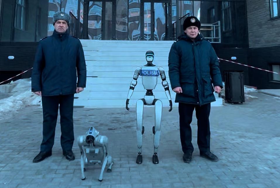 В школы Актобе пришли полицейский робот-гуманоид и собака