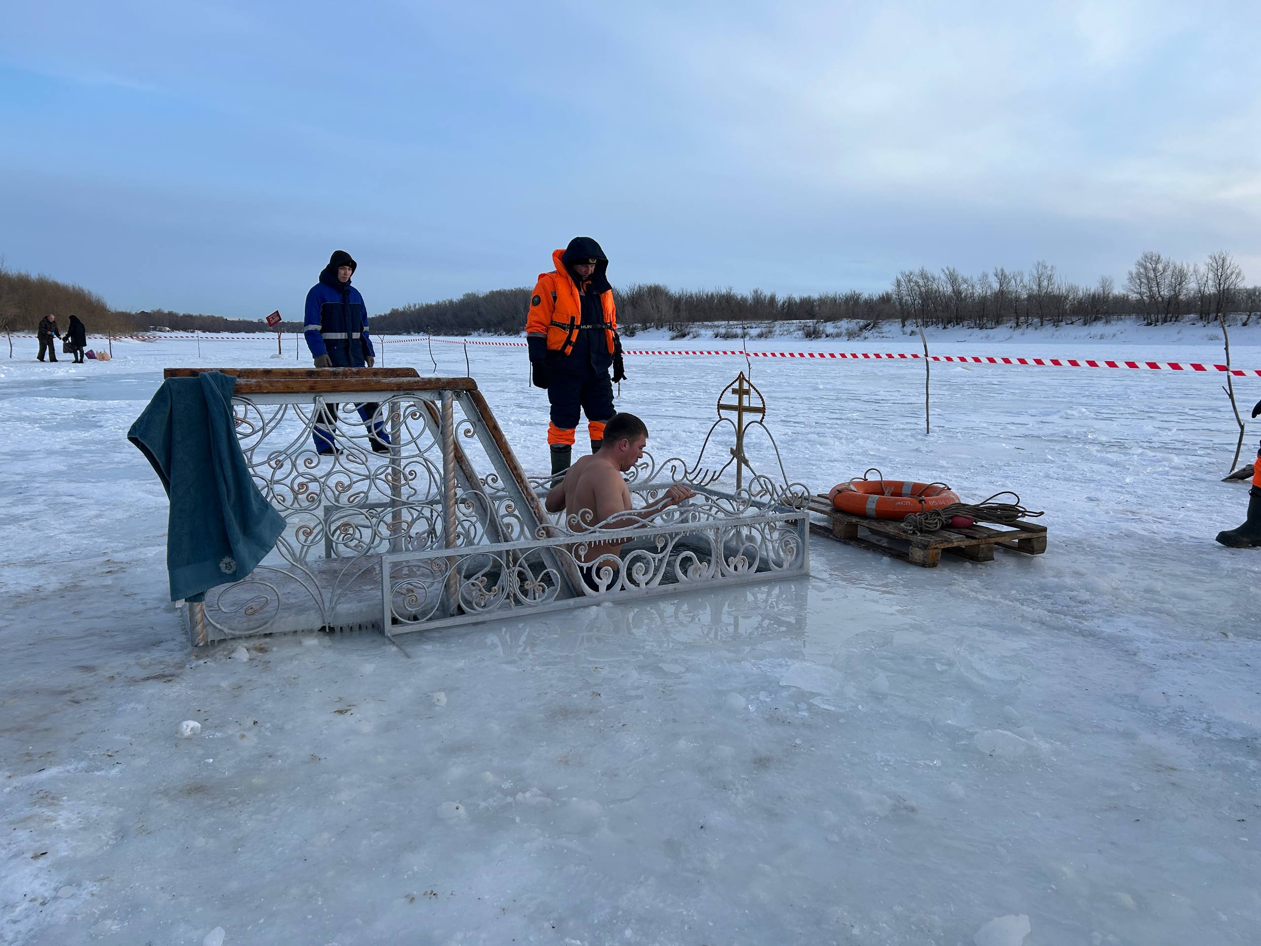 С молитвой в ледяную воду: как в Уральске отмечают Крещение