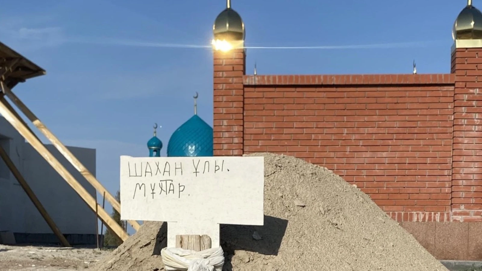 Ақын Мұхтар Шахановтың бейіті көпшіліктің наразылығын тудырды