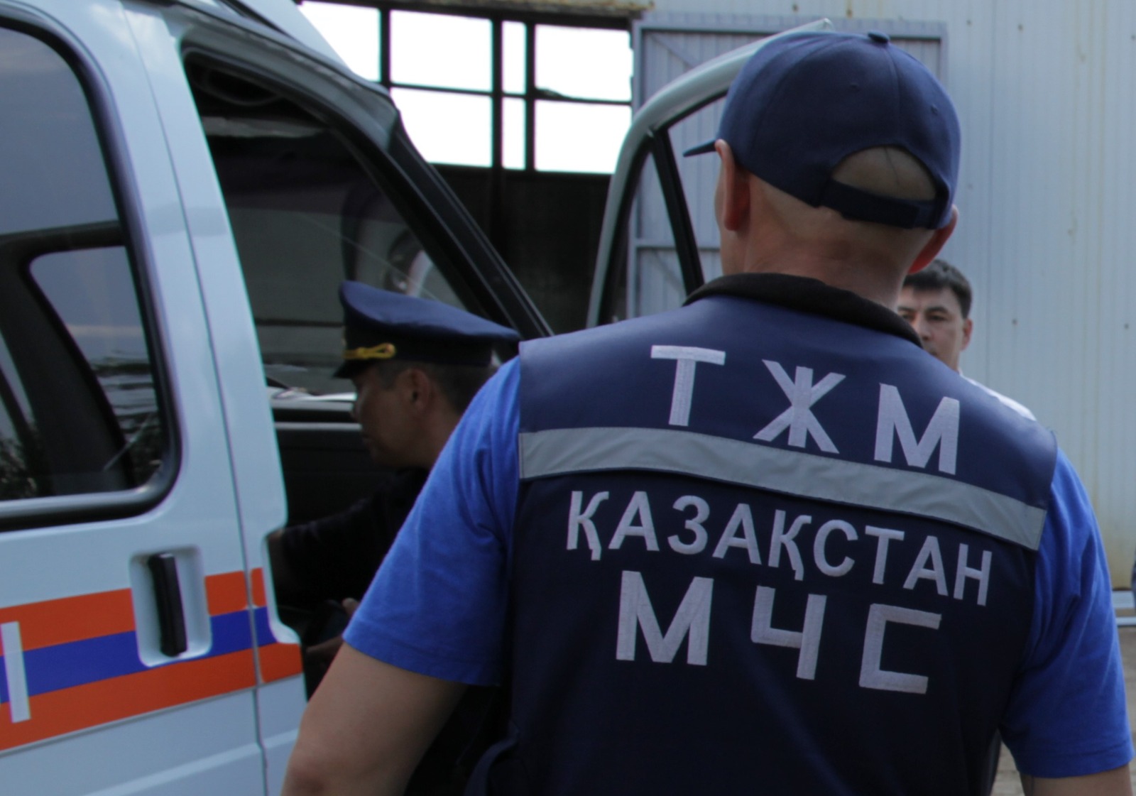 Оралда құтқарушылар темір торға аяғы қысылып қалған балаға көмектесті