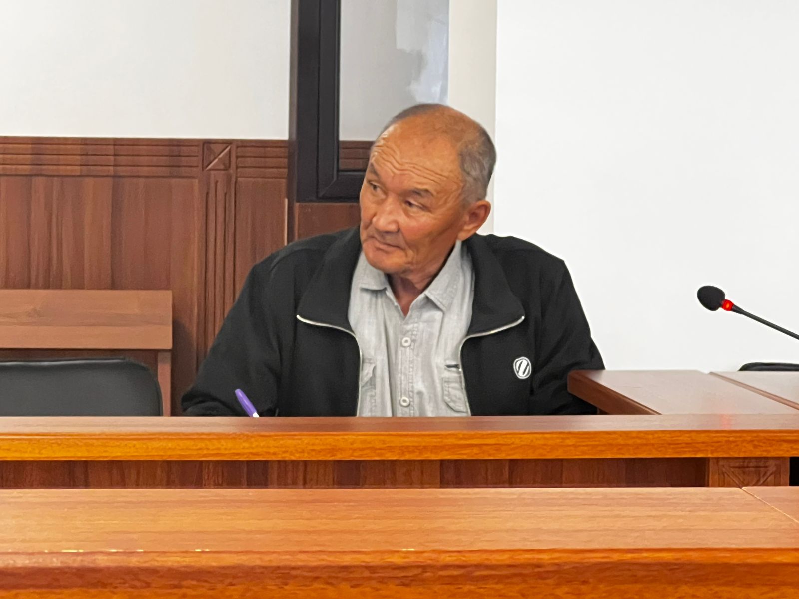 Убийство семьи под Атырау: Султан Сарсемалиев расплакался при виде родителей